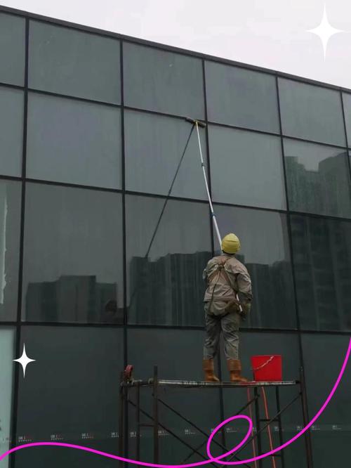 高楼外墙清洗:选择清洁剂与注意事项 高层建筑的外墙由于长时间的风吹