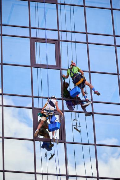 高空清洁 工业登山工人为建筑擦亮“眼睛”